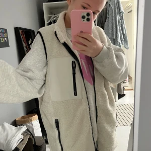 Teddyväst - Superfin teddyväst i bra skick! Lite lång på mig, den är i M och jag är vanligtvis s eller xs 