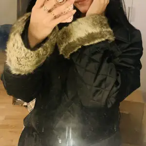 Vintage Zara black jacket size 38 with fake fur sleeves. In perfect conditions. 150kr Selling because I need. If you’re interested in more items I can give discount, so take a look at my marketplace ❤️ Can meet up in Malmö or delivery by shipping. 