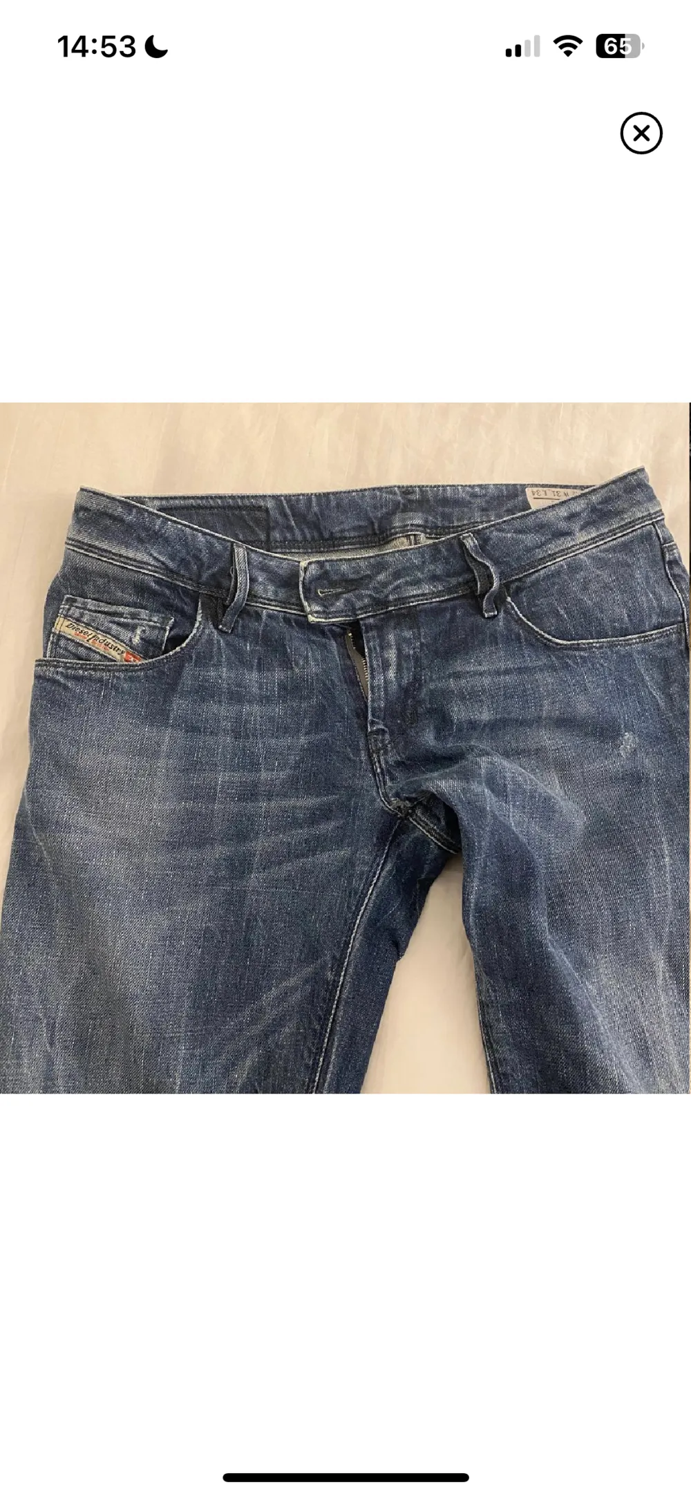 Säljer dessa supersnygga jeans köpta på plick, då de var för stora på mig! Köpta för 260 kr! Skriv för fler bilder💗 Pris kan alltid diskuteras Midjemått rätt över är 37 och benlängd 80❤️. Jeans & Byxor.