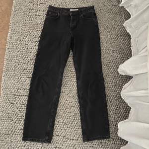 Svarta jeans från Ida Carlsson x Nakd. Detaljer baktill, se bild. Storlek 36. Använda fåtal gånger. 150kr