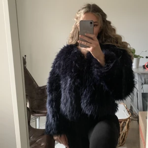 Pälsjacka (inte riktig päls) - Fin pälsjacka med två olika blå nyanser i pälsen. Strl S. Materialet är ganska tjockt så den är varm och gosig.