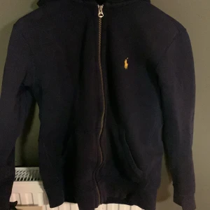 Polo Ralph lauren - Säljer min polo Ralph lauren zip hoddie då den växt ur mig skick är 9\10, storlek är S 