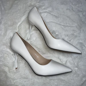 Vita pumps  - Helt nya oanvända vita pumps.  Strl 40.