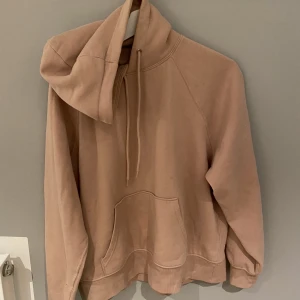 Hoodie - Rosa skön hoodie 😍 den är i storlek Xs men skulle säga att den är lite större i storleken.