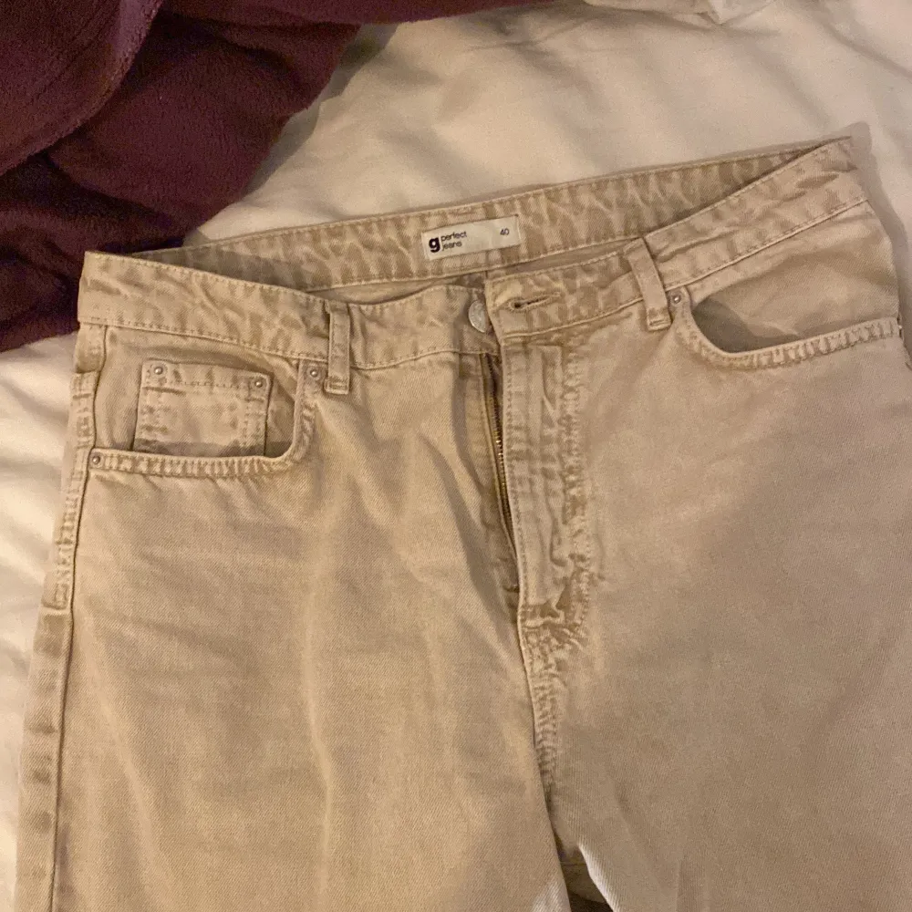 Begia jeans från Gina tricot. De är för små för mig så de sitter tight. De har en annan passform än hur de ser ut på bilden. Inga tecken på användning . Jeans & Byxor.