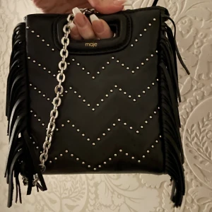 Maje väska - Säljer nu min fina Maje väska som är i den mellersta storleken💕 väskan är i nyskick och nästan aldrig använd! Säljer då jag redan har en annan maje väska. Pris kan diskutera💕. Nypris 2745kr!!