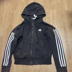 Säljer denna adidas zip Hoodien. Den är lite solblekt på på luvan men det är inget man tänker på Storlek- xs