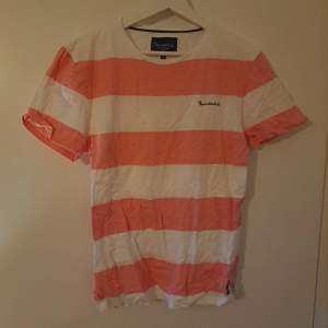 Randig T-shirt från Bondelid, korall/röd, knappt använd, stl M 