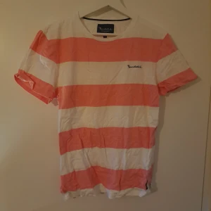 Bondelid T-shirt - Randig T-shirt från Bondelid, korall/röd, knappt använd, stl M 