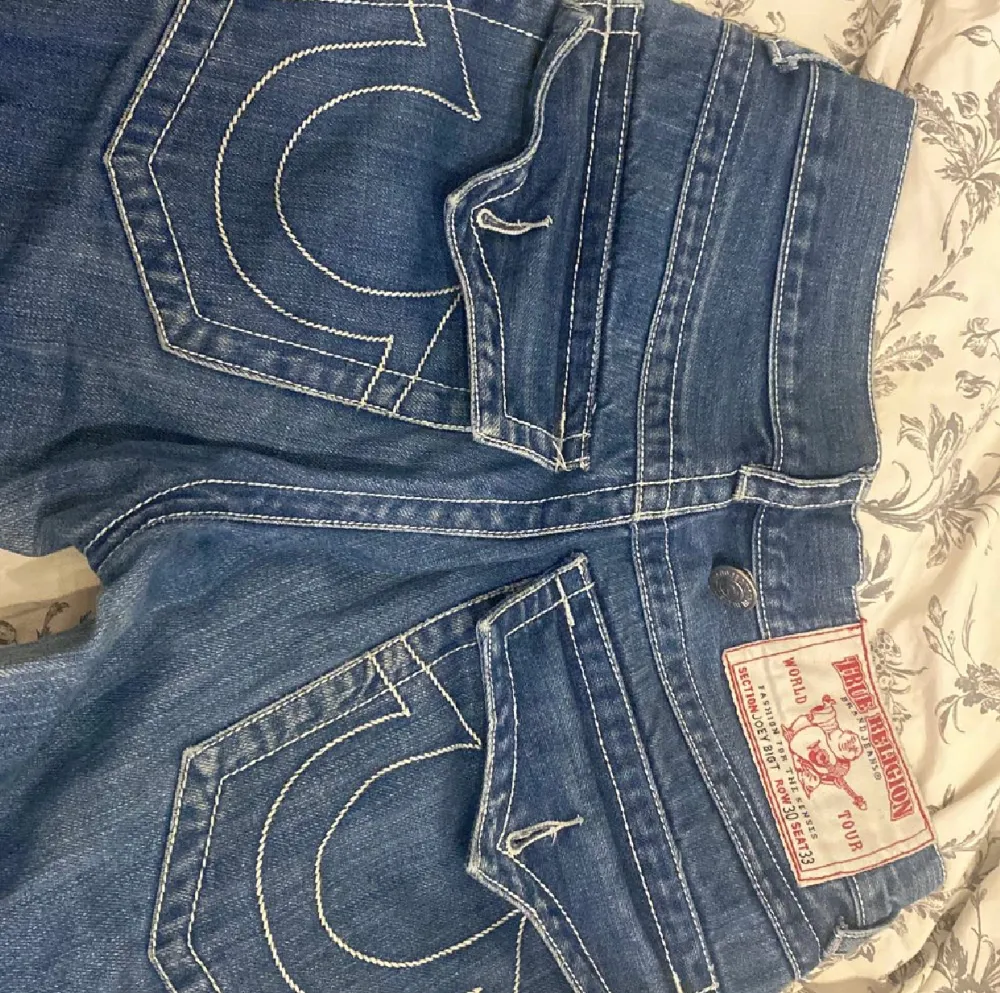 Säljer mina gamla true religion jeans då jag behöver pengar. Båda bakfickorna saknar knappar men har lyckats spara en av dem så går säkert att sy tillbaka.  Midjemått 68 cm innerbenslängd - ca 73cm Kontakta mig vid frågor  . Jeans & Byxor.