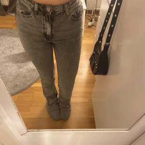 Jeans med slits  - Jeans med slits från zara. Mörkgråa! Storlek 34, högmidjade. Använda flera gånger men är i bra skick!💓
