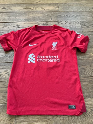 Liverpool tröja  - En riktigt fin Liverpool tröja med Thiago Alcantara på ryggen. Inga hål använd 1-3 gånger. Köpt på unisport för 1199