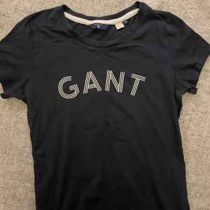 GANT tshirt  - Marinblå från GANT. Sparsamt använd så trycket är som nytt. Tajt passform