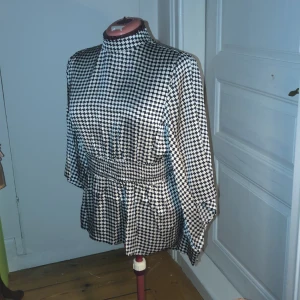 Blus - Tuff blus med snygg skärning bak och läckertskurna armar 