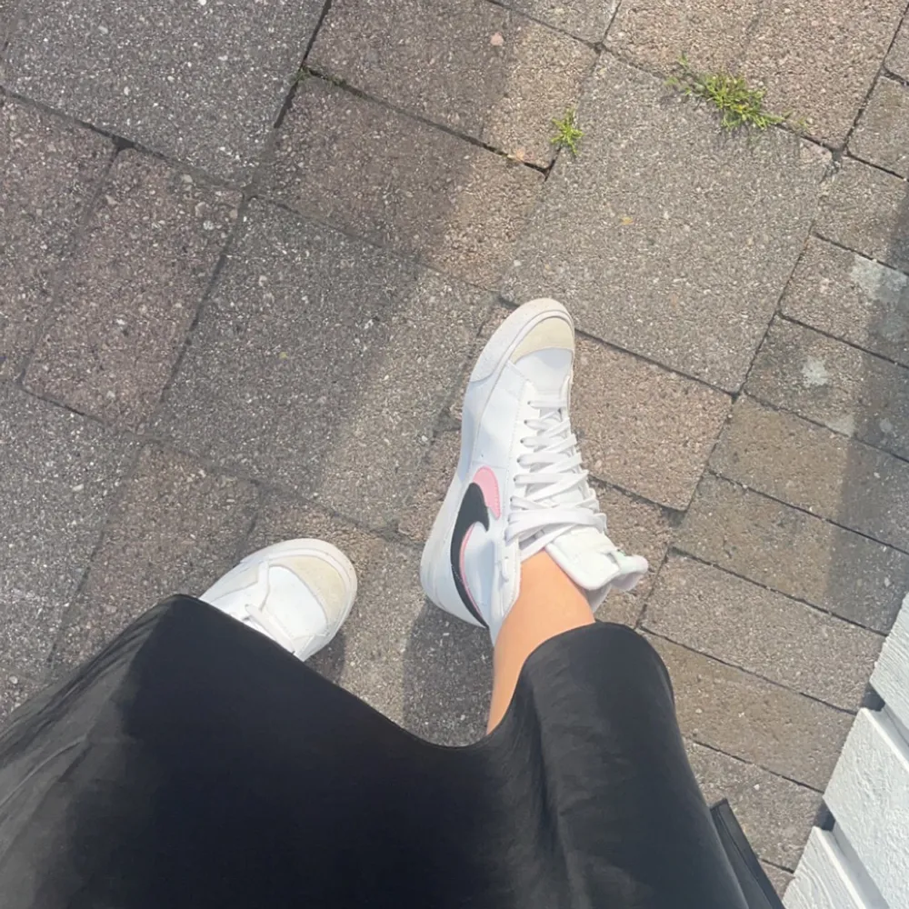 Jättesnygga Nike blazers, knappt använda. Det är för stora för mig så därflr väljer jag att sälja de! Låda medföljer. Priset kan diskuteras vid snabb affär. Slutsålda på alla ställen jag kollat! Köparen står för frakten💞. Skor.