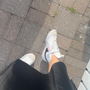 Nike blazers - Jättesnygga Nike blazers, knappt använda. Det är för stora för mig så därflr väljer jag att sälja de! Låda medföljer. Priset kan diskuteras vid snabb affär. Slutsålda på alla ställen jag kollat! Köparen står för frakten💞