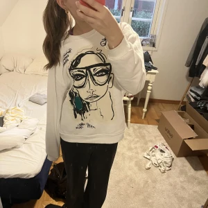 Vit crewneck - En vit crewneck från zara med jättevolymer tryck