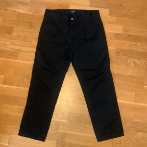 Carhartt WIP 30 - Snygga carhartt byxor i storlek 30 bra skick inga hål eller något, använda bara ett få antal gånger 