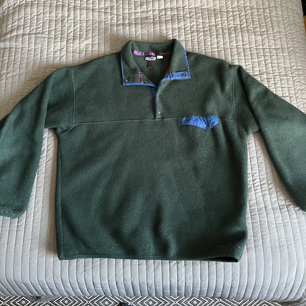 Vintage patagonia fleece Tagen tyder på att tröjan är från 80-talet. Made in Portugal. Väldigt bra skick inga skador alls. Skriv om ni har frågor. . Tröjor & Koftor.