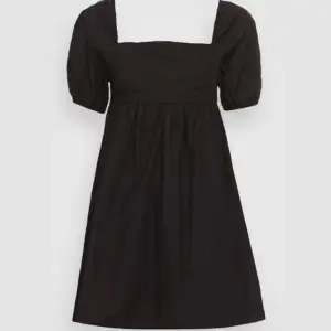Säljer en superfin svart klänning med puffärm ( lappen är kvar) väldigt skönt material och slut på hemsidan. Storlek M, säljes för kommer inte till någon användning😊säljes för 100kr 