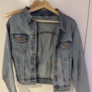 Denim jeans jacka  - Växt ur den, annars är den i bra skick