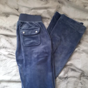 Grey blue juicy  - Säljer mina juicybyxor i färgen grey blue, säljs då det blev fel storlek.  Använda fåtal gånger och är i nyskick. Köparen står för frakten