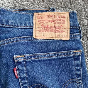 Lowwaist levis jeans  - Säljer pga förstora. De är väldigt  långa på mig som är ca 169cm. Strl 32/34. Aldrig använda, köpta second hand 