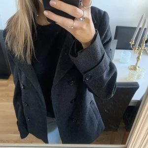 Oversize kappa  - Jättesnygg oversize kappa skulle säga att den passar Xs-M beroende på hur oversize man vill ha den. I mycket bra skick!  100+ frakt 