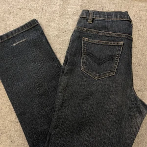 Mom-Jeans - Straight fit & normal midja. Mörkblå/grå färg, fin detalj på bakfickorna. Lite slitningar vid bensluten bak, då dom vart för långa för mig, se bild