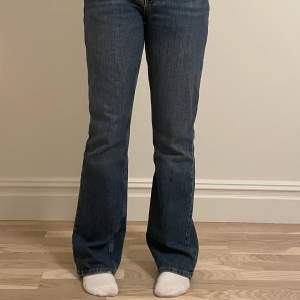 Mörkblå bootcut jeans från Gina tricot i mycket fint skick, använda fåtal gånger i strl 36. Sitter bra med stor marginal på mig som är 168 cm lång och vanligtvis bär S. Säljer pga använder ej.