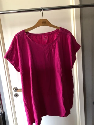 T-shirt - En rosa vet inte vart den kommer ifrån men är i storlek XL. Använd ett fåtal gånger, är i bra skick. Djur i hemmet.