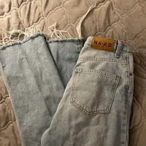 Ett par jeans i storleken 32 ifrån NA-KD  🥰