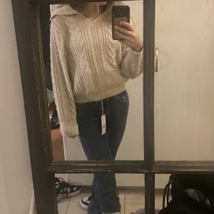 Beige stickad tröja - Fin beige stickad tröja, ej använd! Säljer pga att jag aldrig använt den☺️köpte för 349 säljer för 249 pga aldrig använd🫶🏻Storlek Xs❤️