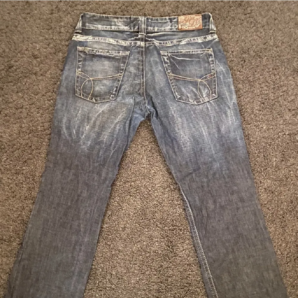 Jättefina blå jeans som tyvärr är för stora på mig🫶 midjemåttet är ca 90 och innerbenslängden 80💕. Jeans & Byxor.
