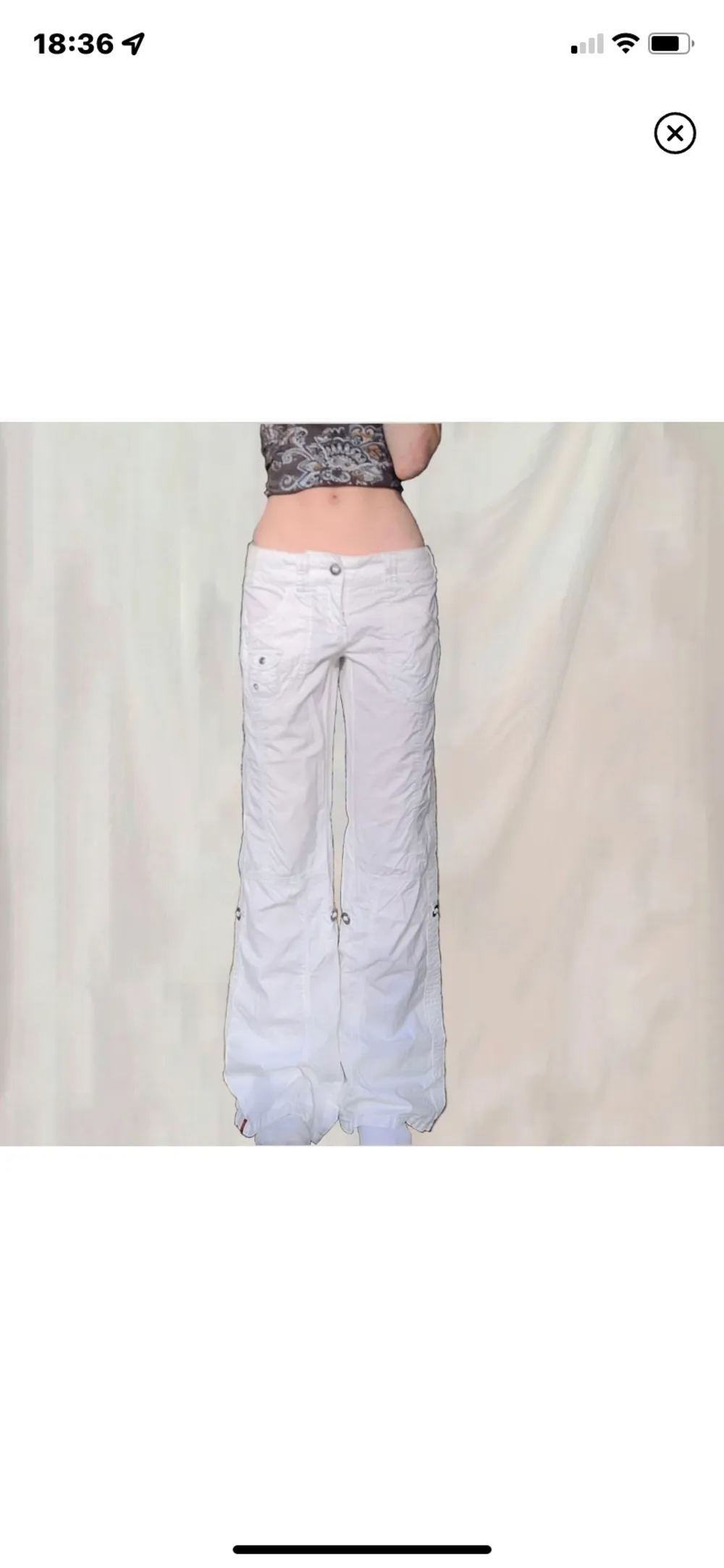 Innerbenslängd: 80cm  Midjemått: 82cm Säljer dessa jättefina vita vintage cargo byxor från esprit. (inte mina bilder). Jeans & Byxor.