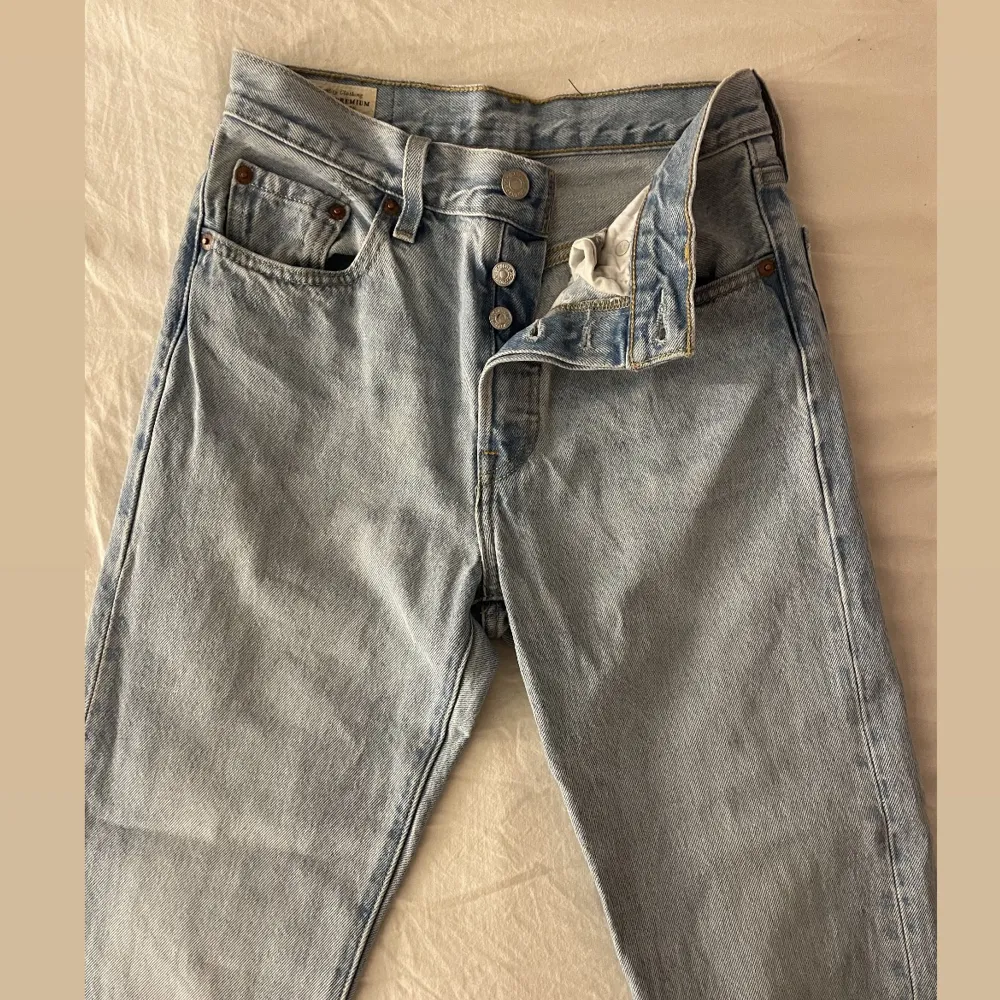 Säljer mina blåa Levis jeans då jag inte tycker dom sitter fint på mig, tror jag använt dessa en gång så väldigt fint skick. Skriv om det är något ni undrar över!!🌸. Jeans & Byxor.