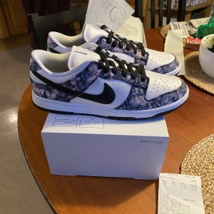 Nike dunk low custom  - Oanvända Nike dunk low  storlek44,5 Köpte de men de var för små så försöker sälja de. Originalpris 2000 kr