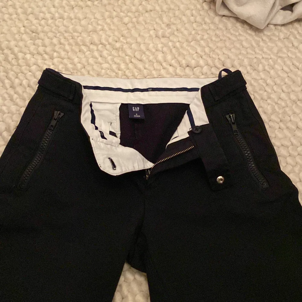 Säljer ett par svarta utsvängda byxor från gap, dem är midwaist. Första bilden är inte min, men skriv om ni vill ha flera bilder💗Midjemått=72-73cm Innerbenslängd=74cm Frakt står du för själv!💕. Jeans & Byxor.