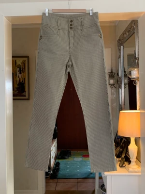 Strech jeans från Flash st 42 - Strech jeans från Flash, st 42 Använd två gånger Längd 112cm