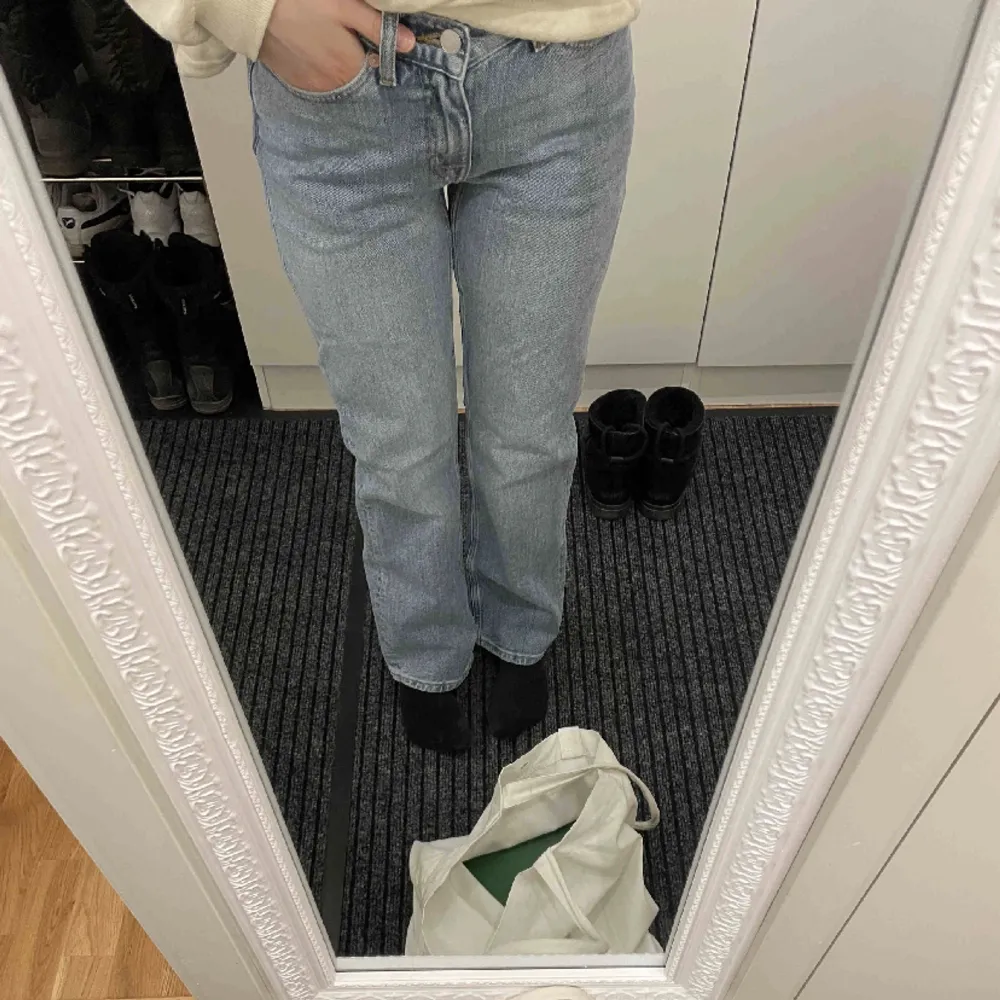 Säljer dessa jeans från weekday i modellen ”twig”. Byxorna är i storlek S  , waist 27 och längd 30 💕. Jeans & Byxor.