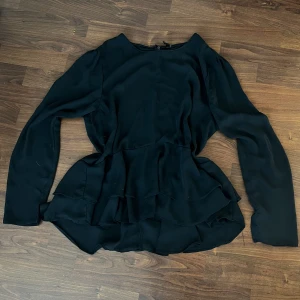 Mörkgrön kort klänning - Superfin klänning/blus i storlek S/M. Väldigt fint skick. 