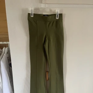 Nya byxor Lindex  - Fina gröna byxor/leggings, flaremodell. Modell ”premium punto”. Storlek S. ✨ Helt oanvända. 