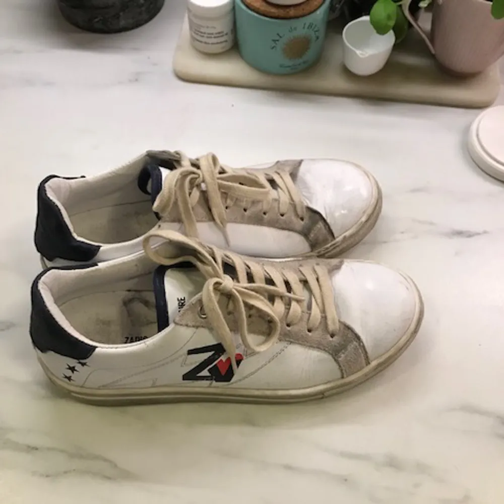 Säljer ett par Zadig & Voltaire sneakers vita i storlek 37, Childrens Wave sneakers. Använda ett fåtal gånger så i bra skick. Inköpta på Lucca i Stockholm. Nypris: 1600 kr. Skor.