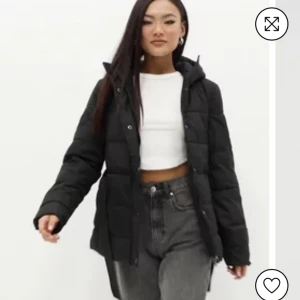 Svart vår/höst jacka  - En svart jacka med knyt runt midjan som man kan ta av om man vill, fin passform o aldrig använd då ja köpte den förra året o sen dess har den bara hängt i garderoben. Snygg vår/höst jacka i helt nytt skick.  Skriv för fler bilder och frågor osv