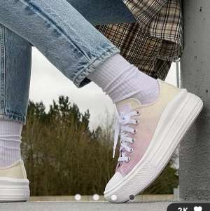 Omber converse move  - !första bilden lånad! Converse move i ombre med pastell gul och lila. Väldigt bekväma, perfekta till våren🌸. Säljer då de inte riktigt är min stil längre:/. Köpta för 900 kr våren 2022, knappt använda sedan dess. För fler frågor och bilden, tveka inte att göra av dig🌸🤗.