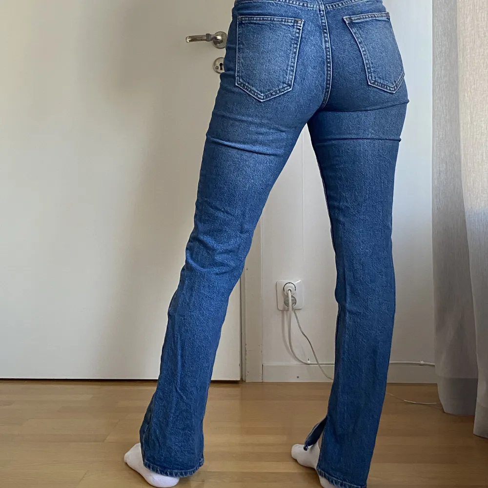 Dessa jeans med slut nertill är så snygga!! De är lite ”bootcut” stil på dem, men de är ganska raka i formen.. Jeans & Byxor.