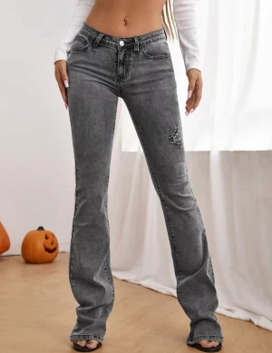 Gråa low waist bootcut - Så fina Gråa jeans som jag säljer pga att de inte passade mig, dom är endast provade så inte använda alls. Bilderna är inte mina men vid intresse är det bara att fråga om bilder, och skulle säga att de passar en 34/36/38 då de är väldigt stretchiga