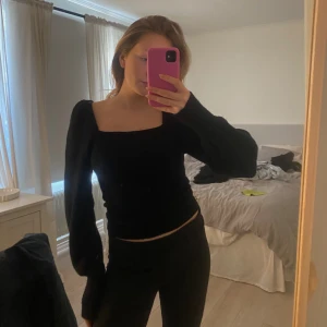 Svart stickad topp - Köparen står för frakten!