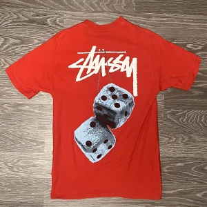 Stussy t-shirt - Använd och tvättad ett fåtal gånger, lite smallare i passformen, passar S/M, condition 9/10