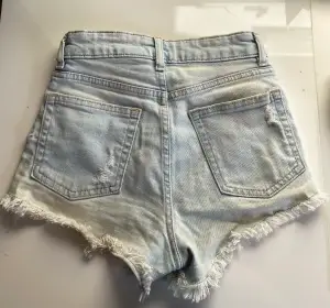 KLICKA KNTE PÅ KÖP NU!Säljer dessa jeansshortsen från HM så de blivit för små. Har haft de ett tag så har använt de en del men de är i bra skick. Har blivit lite solblekta men det är ändå en fin färg på de. Midjemått:30cm tvärs över. Säljer för 100+frakt.